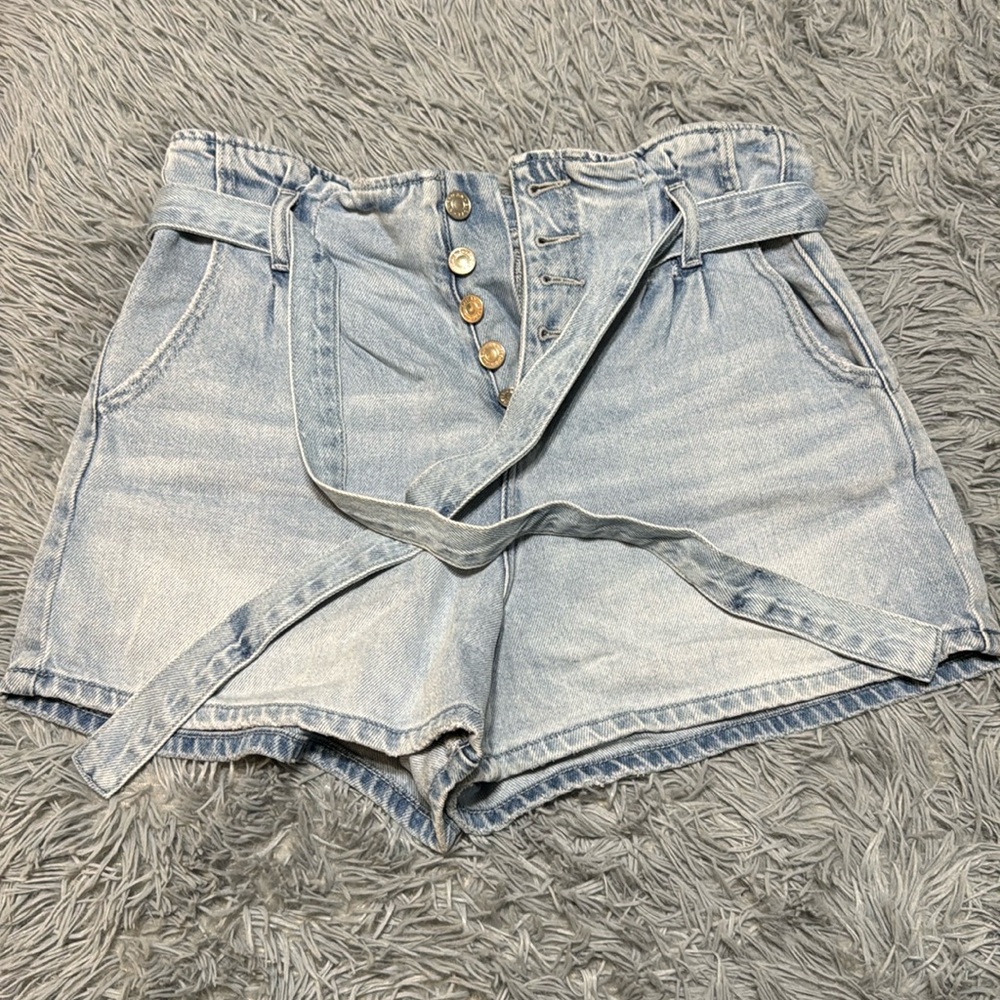 American Eagle Belted Scrunch Shorts